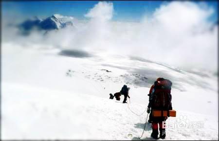 登山遭遇雪崩時如何自救？