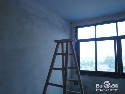 如何進行舊房翻新，牆面、門窗油漆和鋪貼地板革
