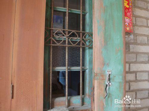 如何進行舊房翻新，牆面、門窗油漆和鋪貼地板革
