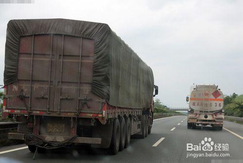 如何躲避大貨車 開車時遇到大貨車怎麼辦