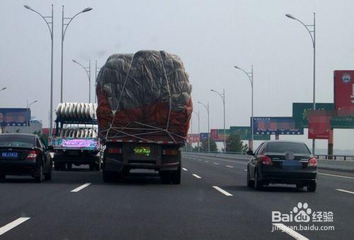 如何躲避大貨車 開車時遇到大貨車怎麼辦