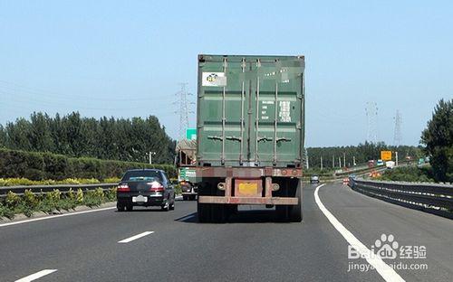 如何躲避大貨車 開車時遇到大貨車怎麼辦