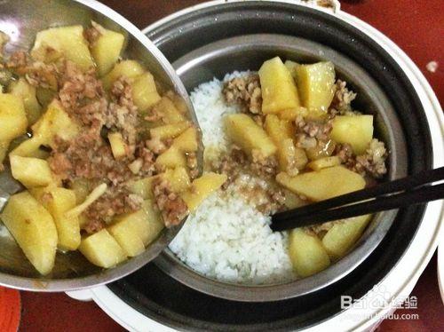 補充體力最快又簡單的懶人午餐—土豆燜肉飯