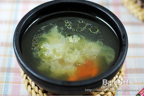 最養女人的一碗藥膳雞湯——銀耳枸杞母雞湯