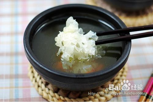 最養女人的一碗藥膳雞湯——銀耳枸杞母雞湯