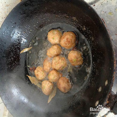 如何製作美味油炸芹菜肉丸子