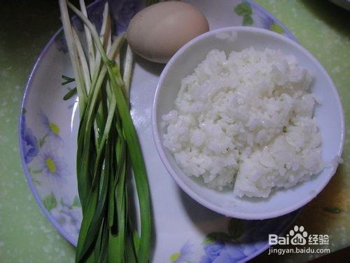 白領快手早餐---韭菜蛋炒飯！