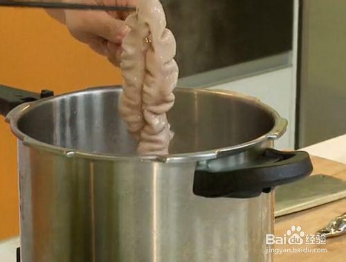聖鬥士主題餐廳如何製作風味驢大腸的12道鋒味