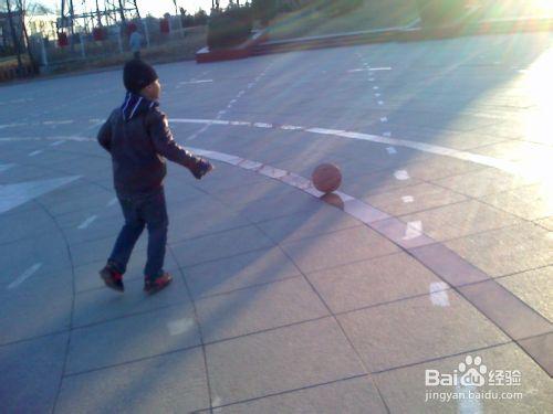 6歲孩子怎樣拍籃球--2