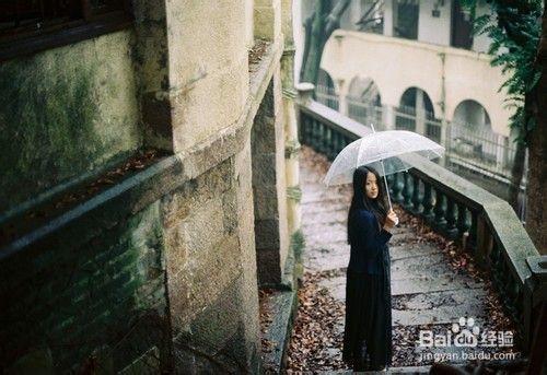 如何利用雨天的光線營造迷人的氣氛拍好青春人像