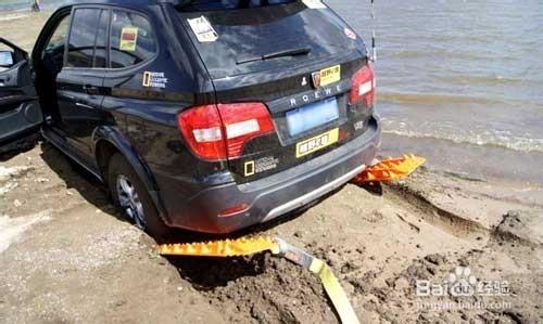 汽車陷入泥濘怎麼處理？