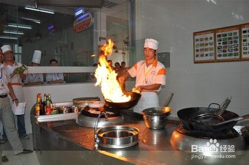 學廚師去學校好？還是去酒店好？