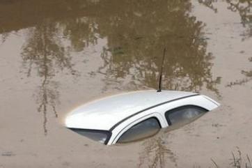 汽車被淹如何自救