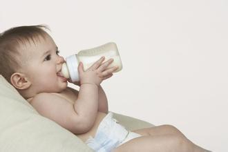 如何避免2個月內的小寶寶吐奶？讓寶寶打飽嗝？