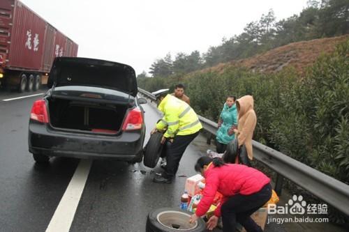 汽車在高速公路上爆胎了怎麼辦？