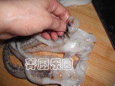 秋天餐桌上時令美食——彩椒韭菜花爆魷魚