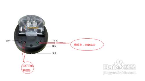 萬能充怎麼充電，將兩個充電接點對準電池正負極