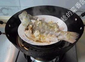 一道江浙傳統美味——【酒釀蒸鱸魚】的做法