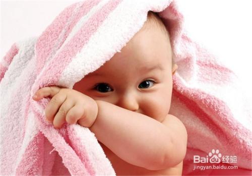 如何防止嬰兒抓破自己的臉?