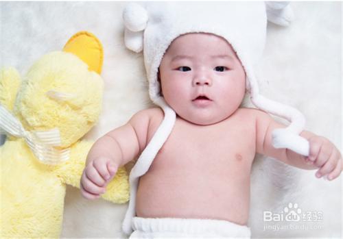 如何防止嬰兒抓破自己的臉?