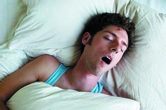 睡覺打呼嚕怎麼辦，怎麼解決睡覺打呼嚕的煩惱
