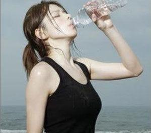 女人每天8杯水怎樣喝才美容
