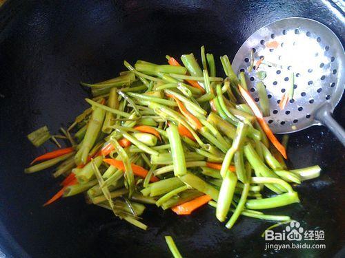 怎麼做素炒胡蘿蔔空心菜——營養不長胖