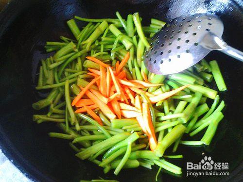 怎麼做素炒胡蘿蔔空心菜——營養不長胖