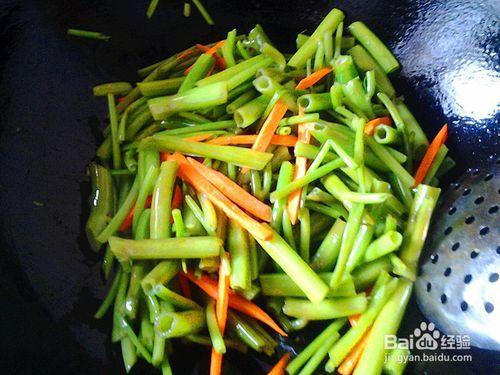 怎麼做素炒胡蘿蔔空心菜——營養不長胖