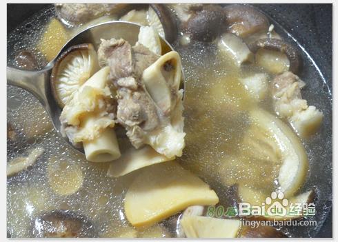 科學的喝湯方法－－黑豬蹄膀菌菇湯