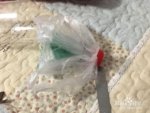如何給塑料購物袋加上一個密封蓋子
