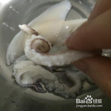 魷魚怎麼清洗怎麼做好吃：[1]處理魷魚