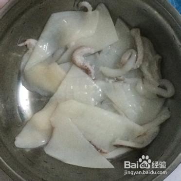 魷魚怎麼清洗怎麼做好吃：[1]處理魷魚