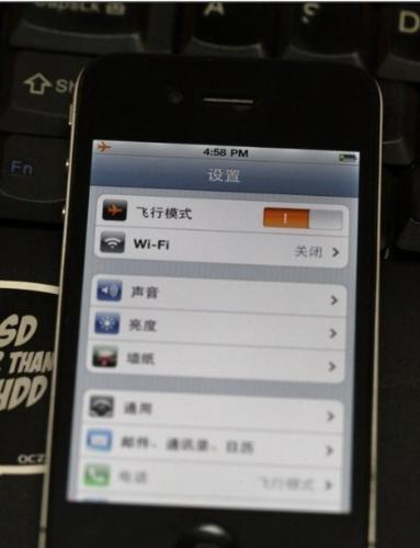 美版蘋果iPhone4卡貼解鎖使用教程