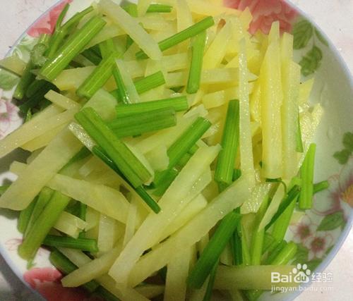 土豆芹菜炒肉絲的做法