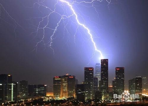 開車路上遇到雷暴天氣應該怎麼辦？