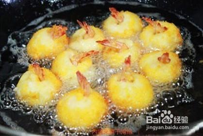 土豆泥蝦球的做法。