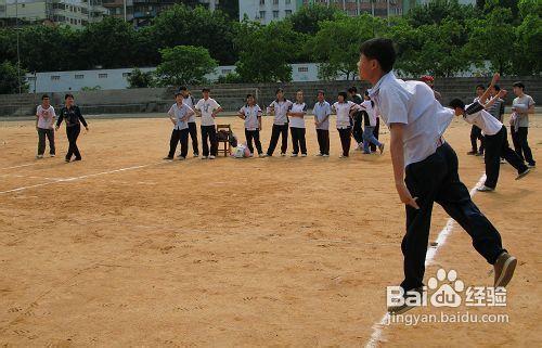 投實心球動作要領