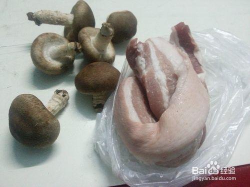 五花肉燒蘑菇的做法