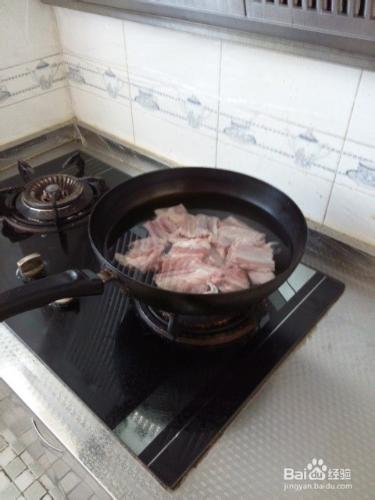 抓住家中的美食：[1]烹製西紅柿羊排火鍋