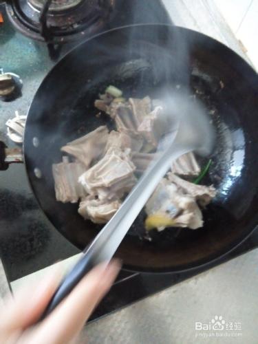 抓住家中的美食：[1]烹製西紅柿羊排火鍋