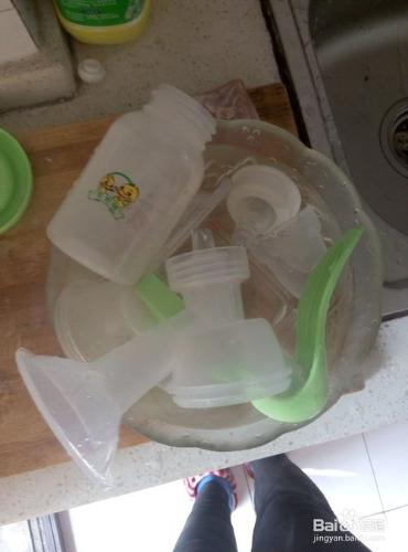 如何清洗寶寶的奶瓶以及吸奶器
