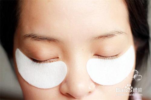 淡化黑眼圈眼袋，如何正確使用眼霜眼膜精油？