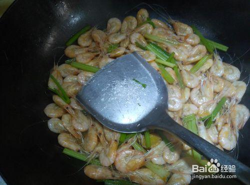 活白圍蝦炒芹菜簡單又美味的做法