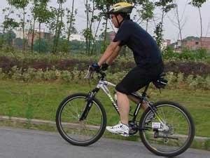 男人騎車健身可補腎壯陽養生