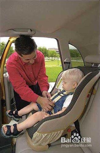 善用車內裝置可以保障兒童乘車安全