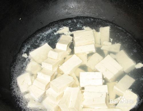 豆腐燉魚最補鈣！魚尾豆腐湯的做法