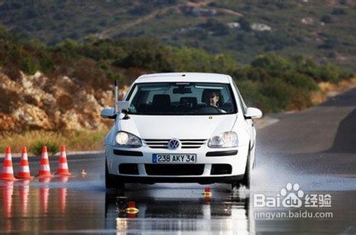 怎樣在冰雪路面上減速或停車比較安全？