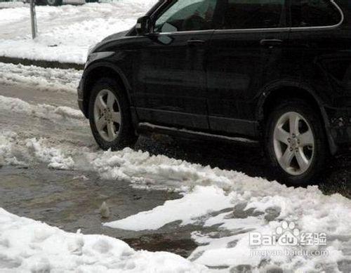 怎樣在冰雪路面上減速或停車比較安全？