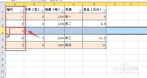 怎麼在Excel2010插入行時保持表格編號連續？